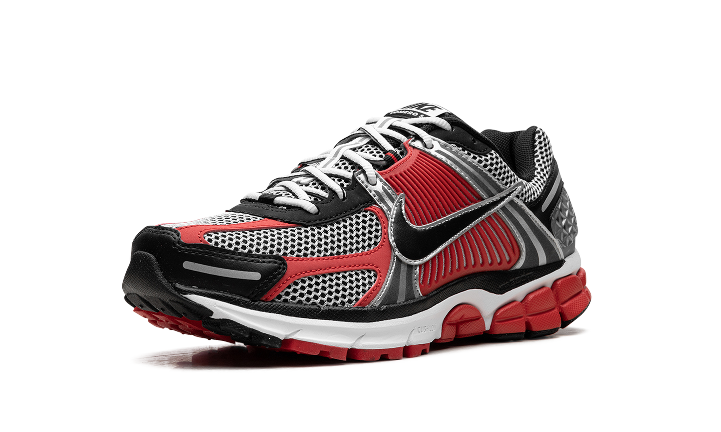 Zoom Vomero 5 "Metallic Silver University Red" HV0926 095
