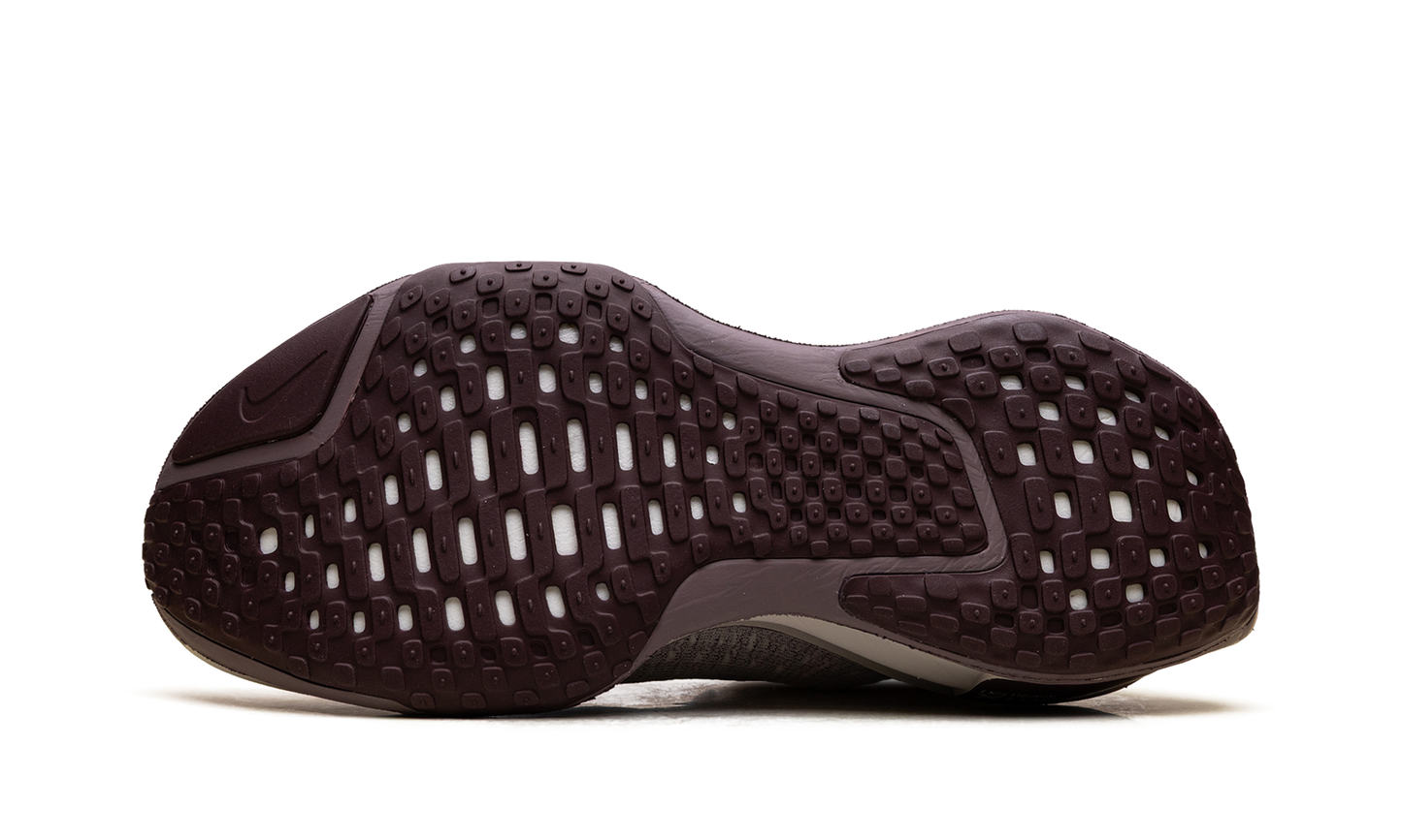 ZoomX Invincible Run 3 "Phantom Burgundy Crush" DR2615 010