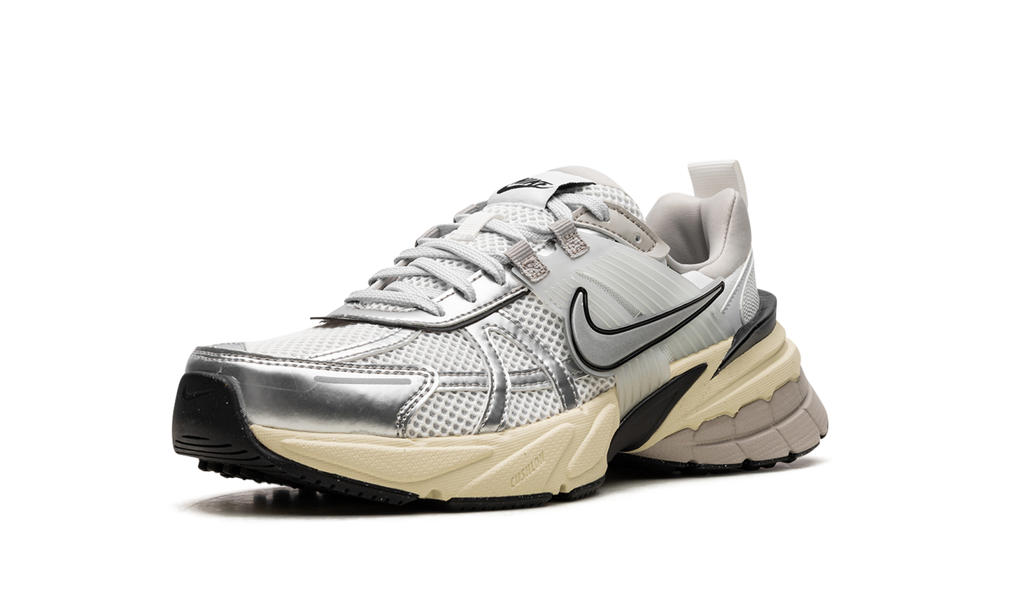 V2K RUN WMNS "Metallic Silver" FD0736 100